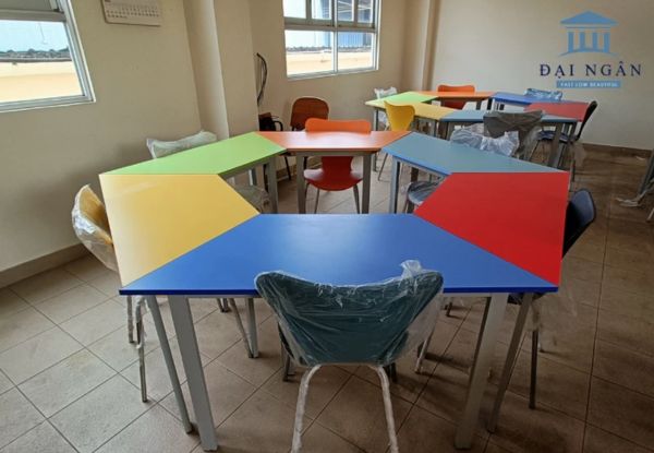 bàn ghế xếp hình lục giác tròn cũng là một trong những bộ bàn ghế trường học được ưa chuộng nhất