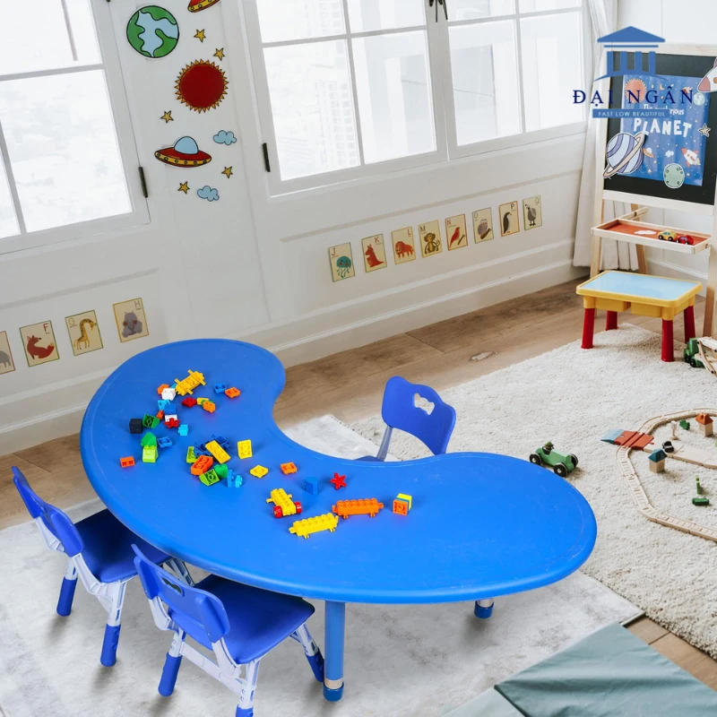 Bàn bán nguyệt nhà trẻ