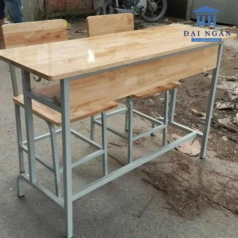 bàn học sinh lớp 4
