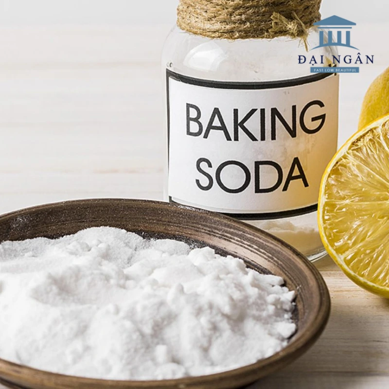baking soda hoặc chanh có thể giúp bạn dễ dàng loại bỏ những vết ố vàng