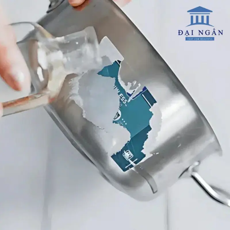 cách lột miếng dán trên bàn inox