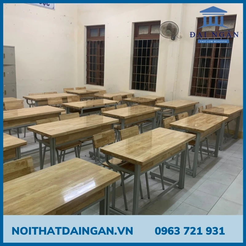 Nên lau chùi bàn ghế bằng khăn ẩm để loại bỏ bụi bẩn