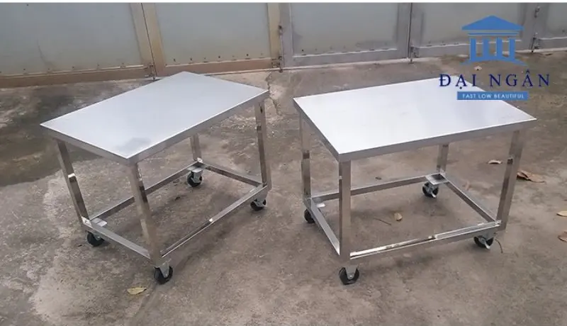 bàn inox có bánh xe
