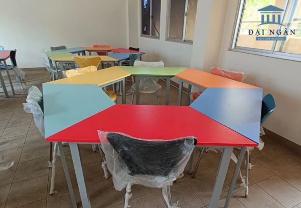 bộ bàn 6 ghế học là một trong những mẫu bàn ghế trường học được lựa chọn nhiều nhất