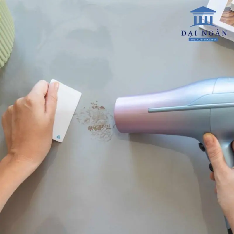 cách lột miếng dán trên bàn inox