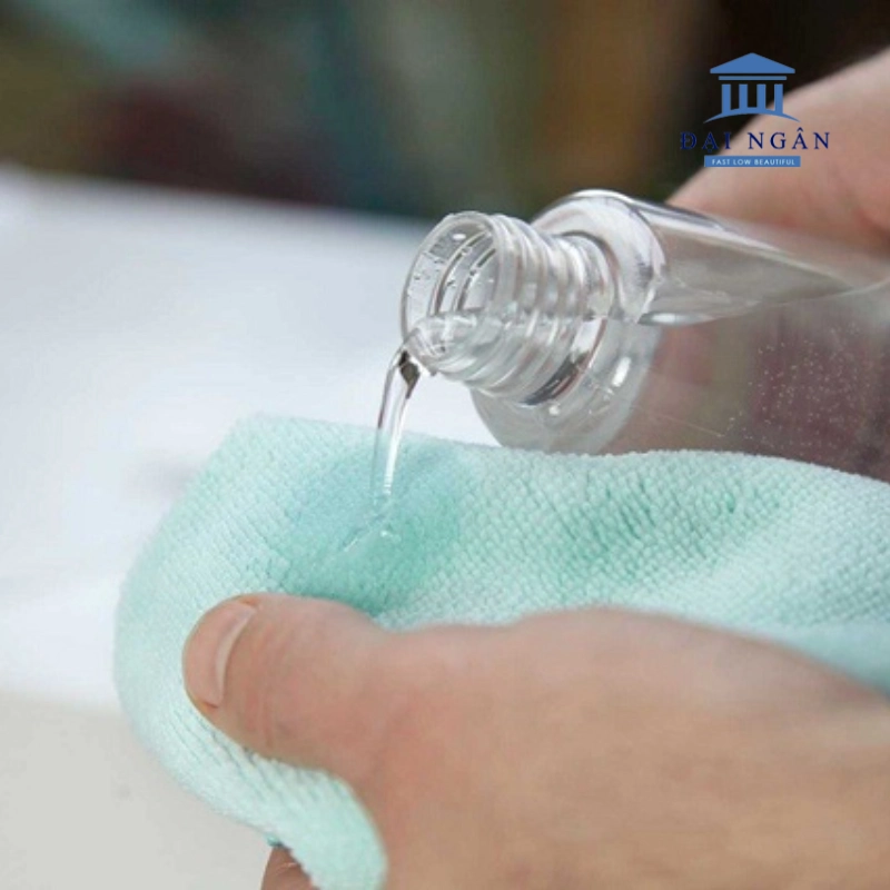 Cách lột miếng dán trên bàn inox bằng cồn