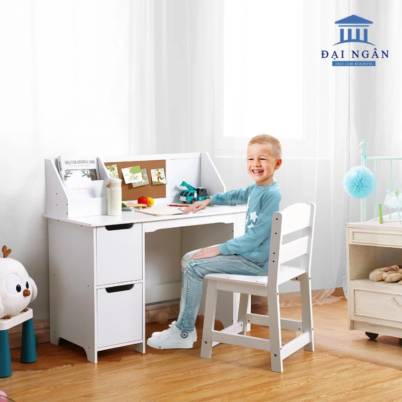 bàn học cho bé 4 tuổi