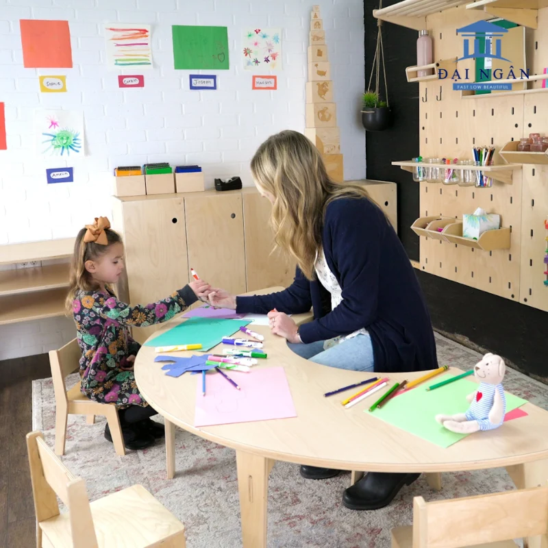 Bàn bán nguyệt mầm non đa năng