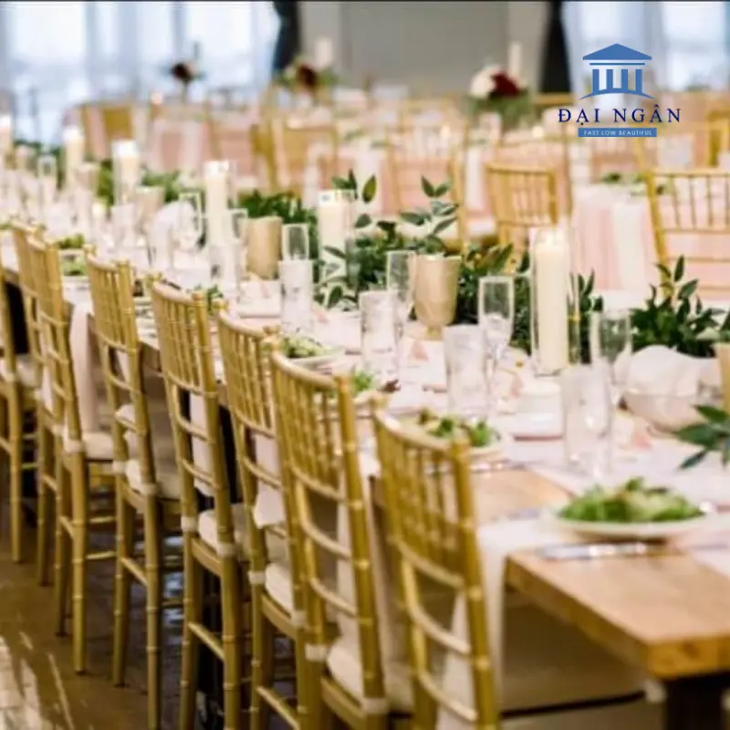 So sánh ghế Chiavari inox với các vật liệu khác