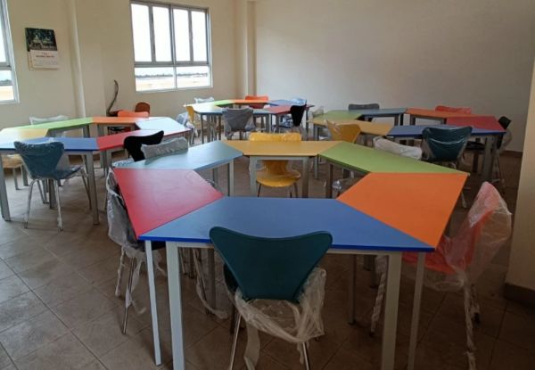 mẫu bàn ghế đa sắc màu là một trong những bộ bàn ghế trường học được ưa chuộng nhất