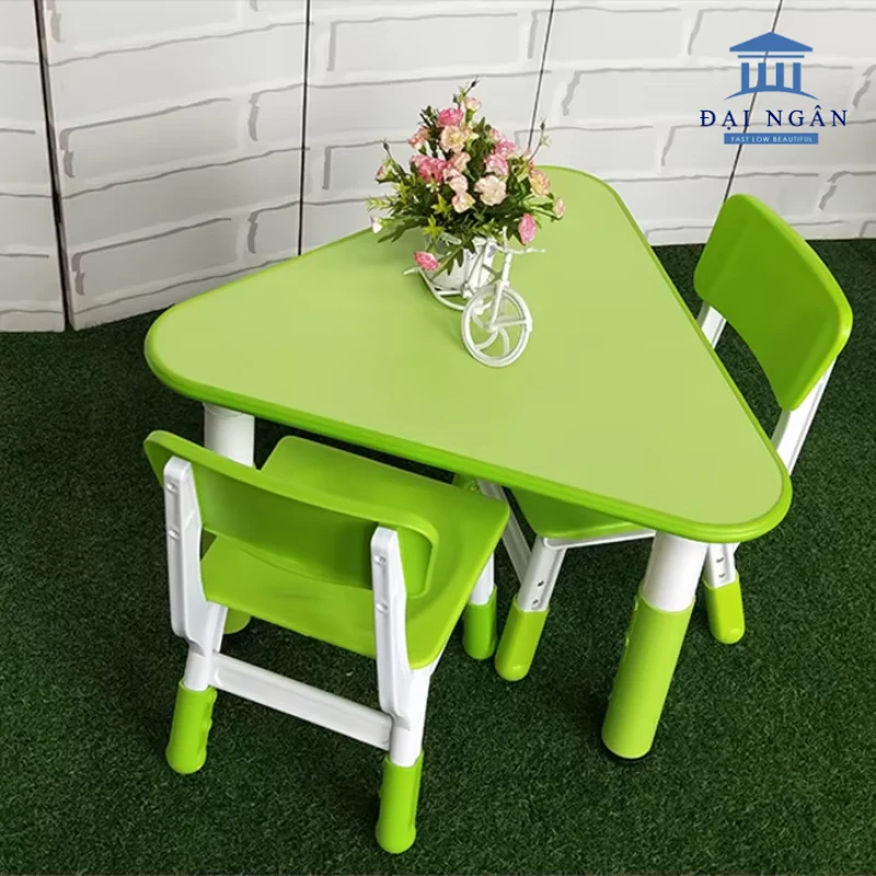 bàn tam giác cho trẻ mầm non