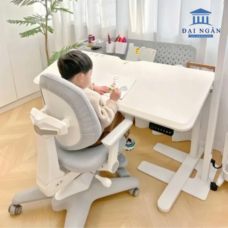 bàn học cho bé 4 tuổi