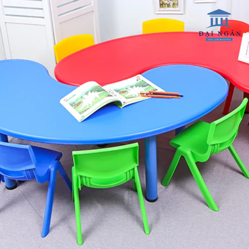 Bàn bán nguyệt nhà trẻ