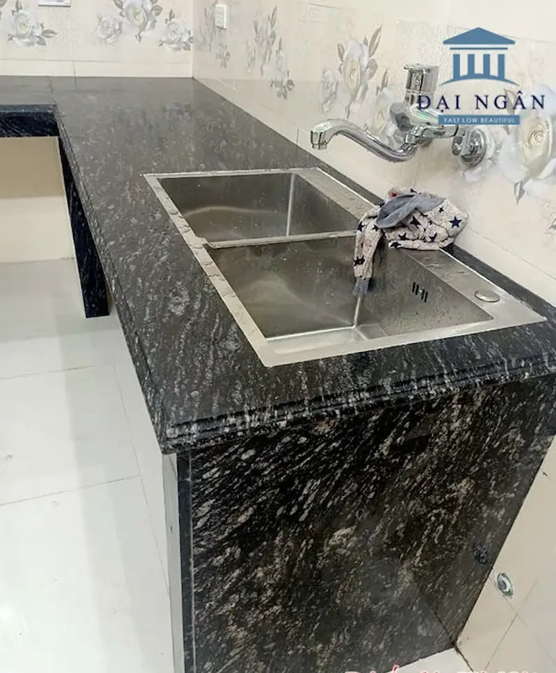 bàn bếp khung inox mặt đá
