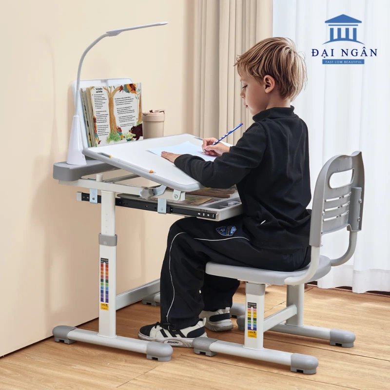 cách chọn bàn học cho bé lớp 1