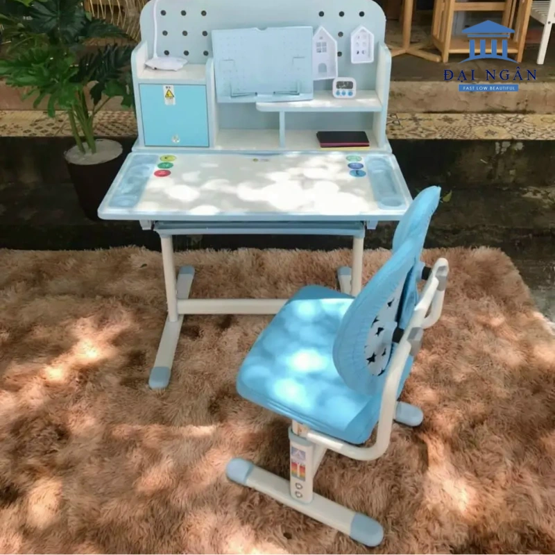 bàn học sinh có đồng hồ