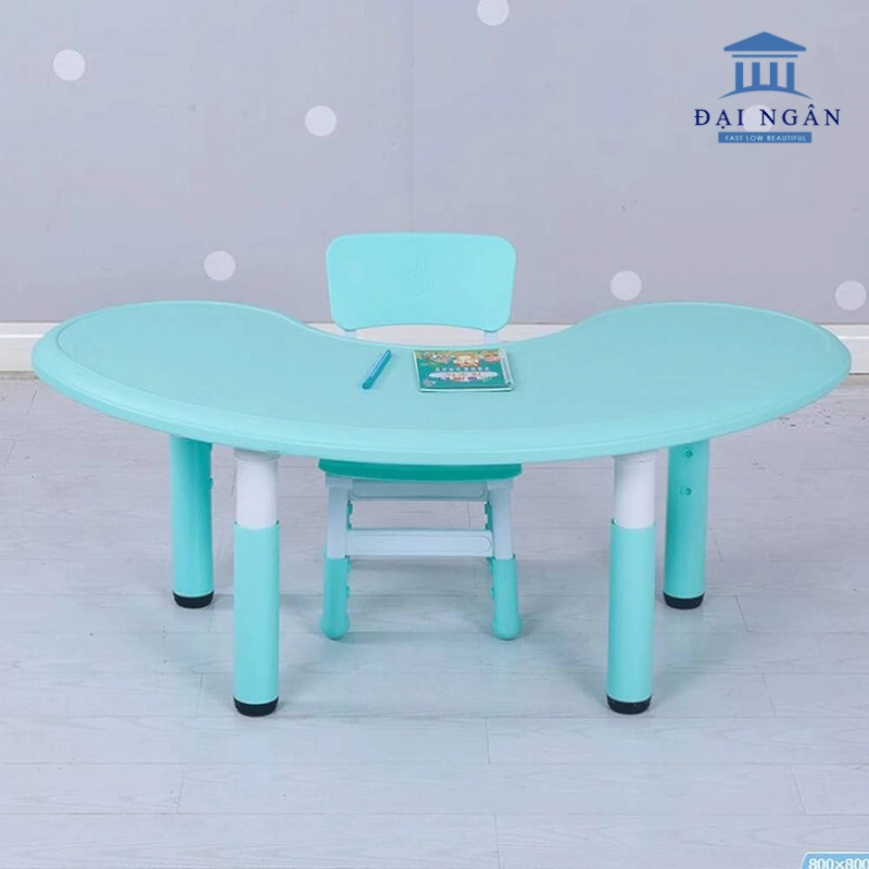 Bàn bán nguyệt mầm non đa năng