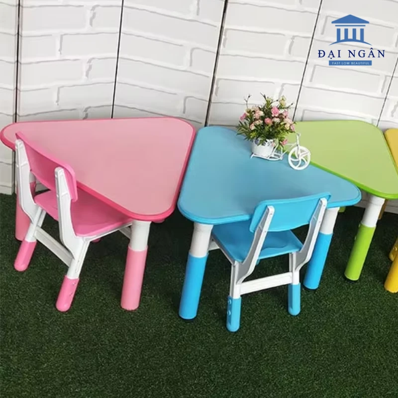 bàn tam giác cho trẻ mầm non