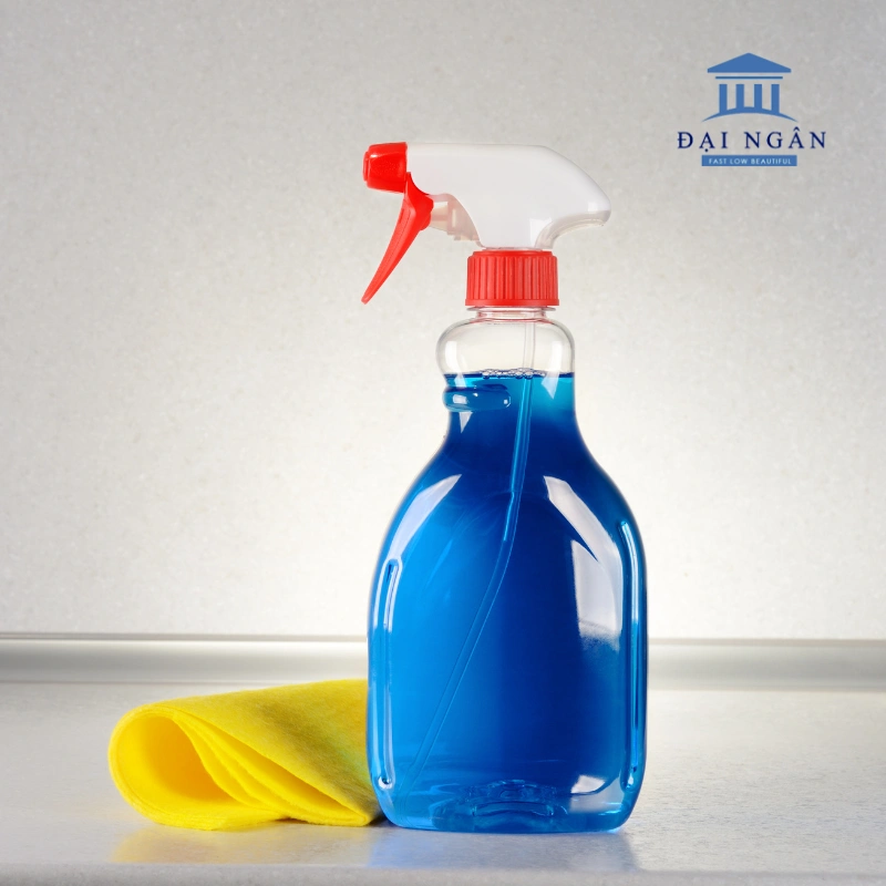 Lau bàn inox bằng nước lau kính