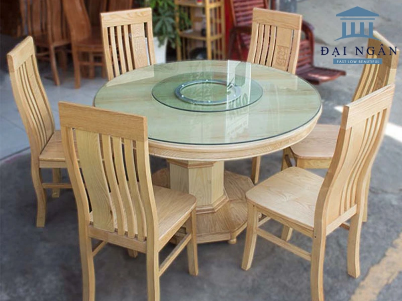 A table with chairs around itDescription automatically generated with medium confidence