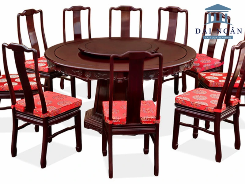 A table with chairs around itDescription automatically generated with medium confidence