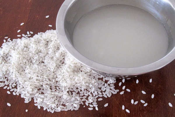 Nước vo gạo có thể thay thế dung dịch tẩy rửa vết rỉ sét trên inox