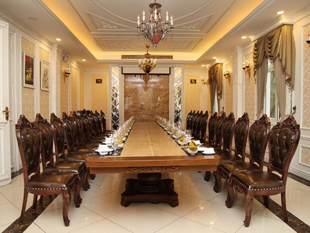 Sắp xếp bàn ghế cho phòng VIP của nhà hàng